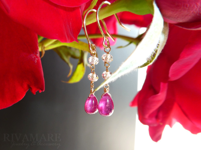 「La Bouquet 薔薇の花束」ルビー プレーンドロップ ホワイトトパーズ ボタンカット ピアス