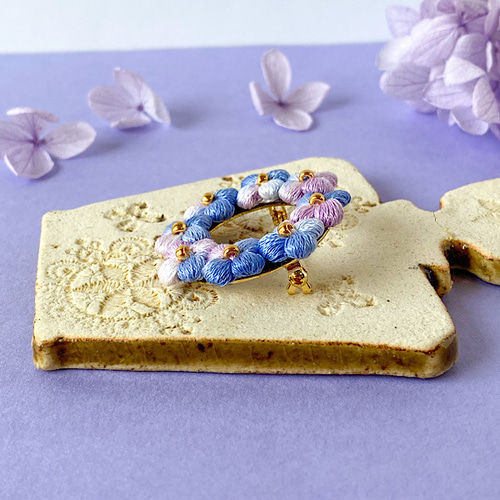 刺繍糸で編んだ紫陽花のサークルブローチ ブローチ 三日月0414