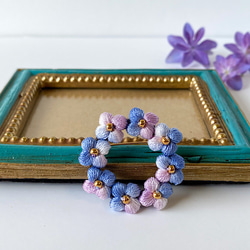 刺繍糸で編んだ紫陽花のサークルブローチ　 3枚目の画像