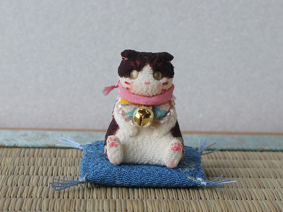 縮緬人形　豆猫十三　文様白　スコティッシュフォールド 1枚目の画像
