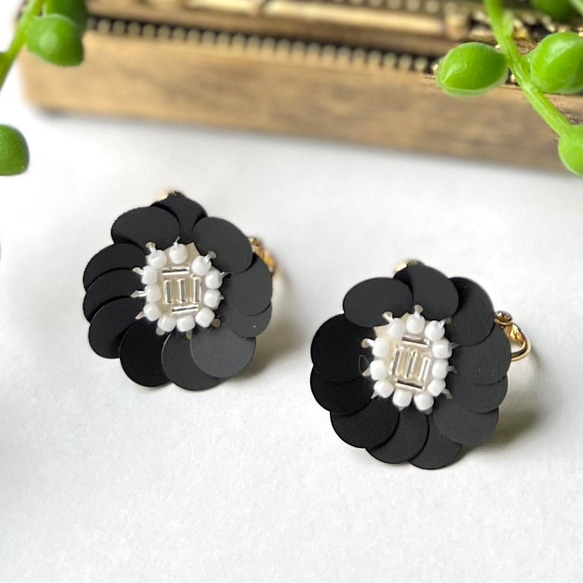 スパンコールフラワー 艶消しブラックイヤリング(ピアス可) イヤリング