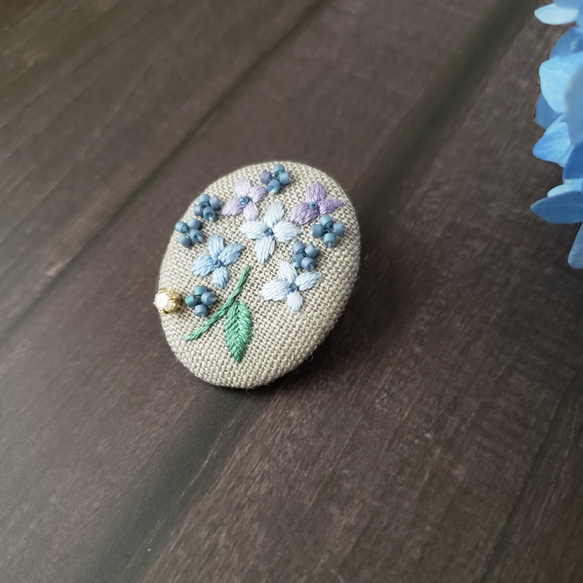 雨と仲良しに　紫陽花刺繍ブローチ　グレー 7枚目の画像