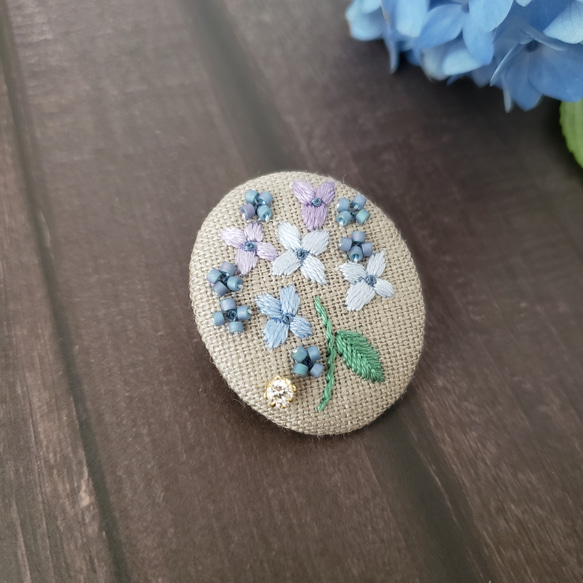 雨と仲良しに　紫陽花刺繍ブローチ　グレー 8枚目の画像