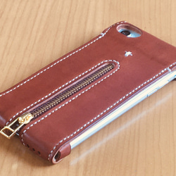イタリアンレザーのジップ付きiPhoneケース (SE第2～3世代用) ブラウン 2枚目の画像