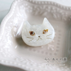 ウルウルおめめの猫ブローチ（シロネコさん）螺鈿風・パールホワイト・白猫 3枚目の画像