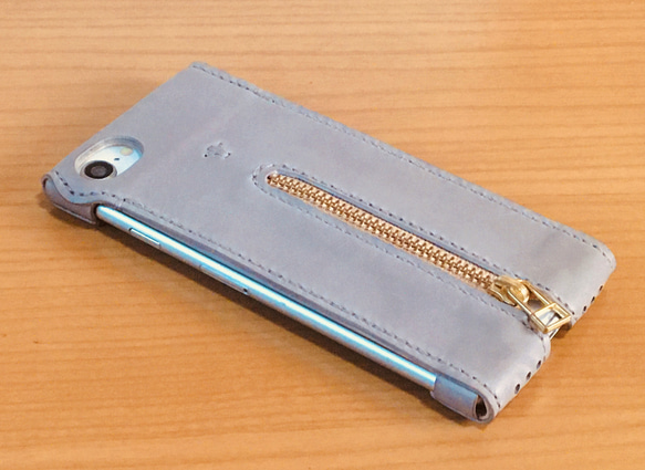 イタリアンレザーのジップ付きiPhoneケース (SE第2～3世代用) グレー 2枚目の画像