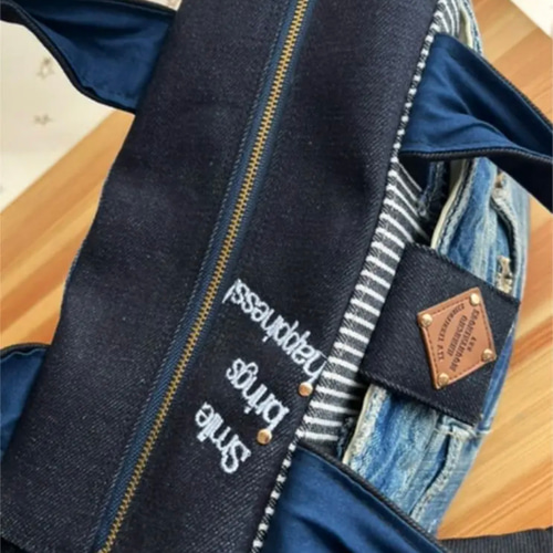 送料込みダメージデニムリメイクバッグNo.121☆トートバッグ 刺繍ロゴ