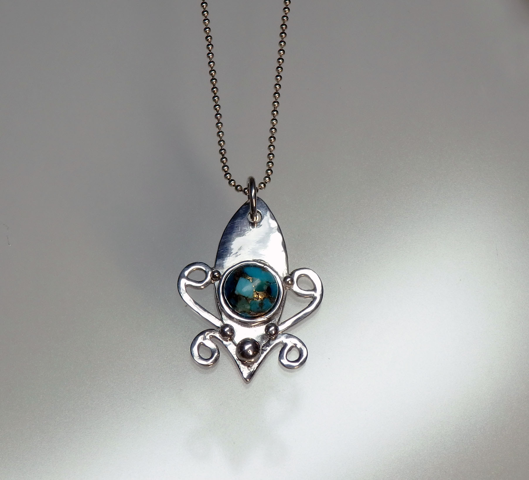 ブルーコッパーターコイズ　彫金ペンダント