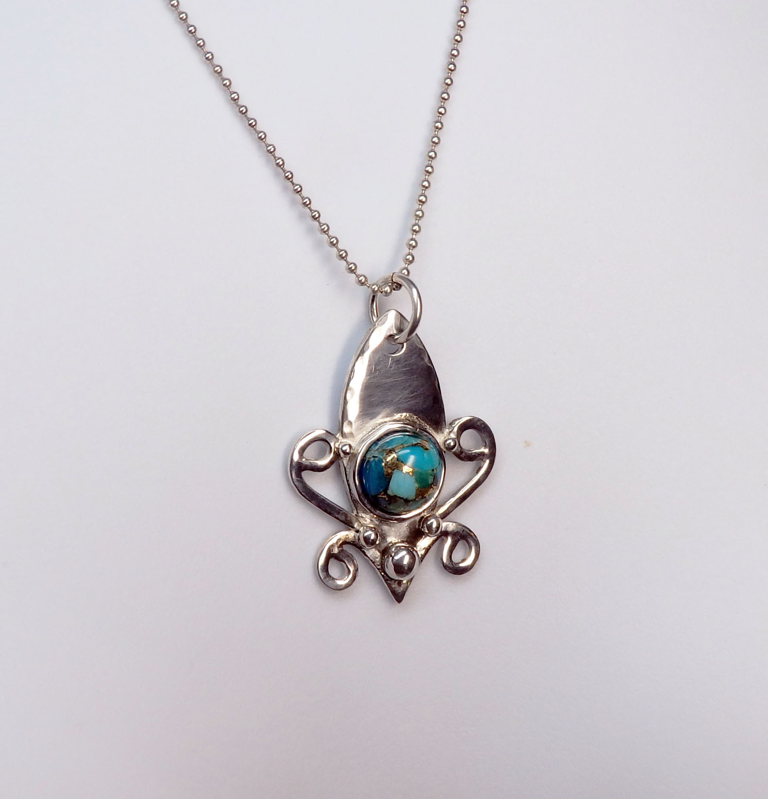 ブルーコッパーターコイズ　彫金ペンダント