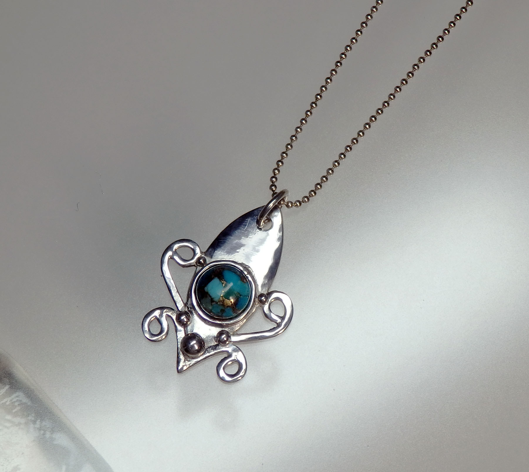 ブルーコッパーターコイズ　彫金ペンダント