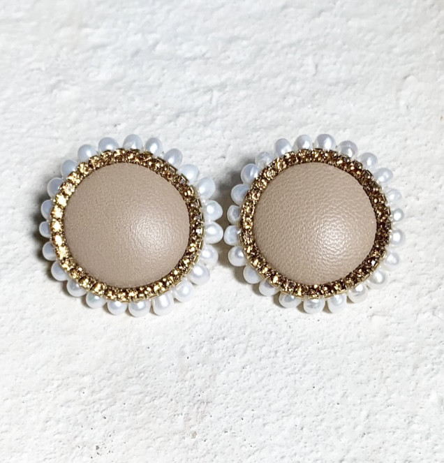 Macaron Mocha ラムレザーカボション淡水パールイヤリング・ピアス