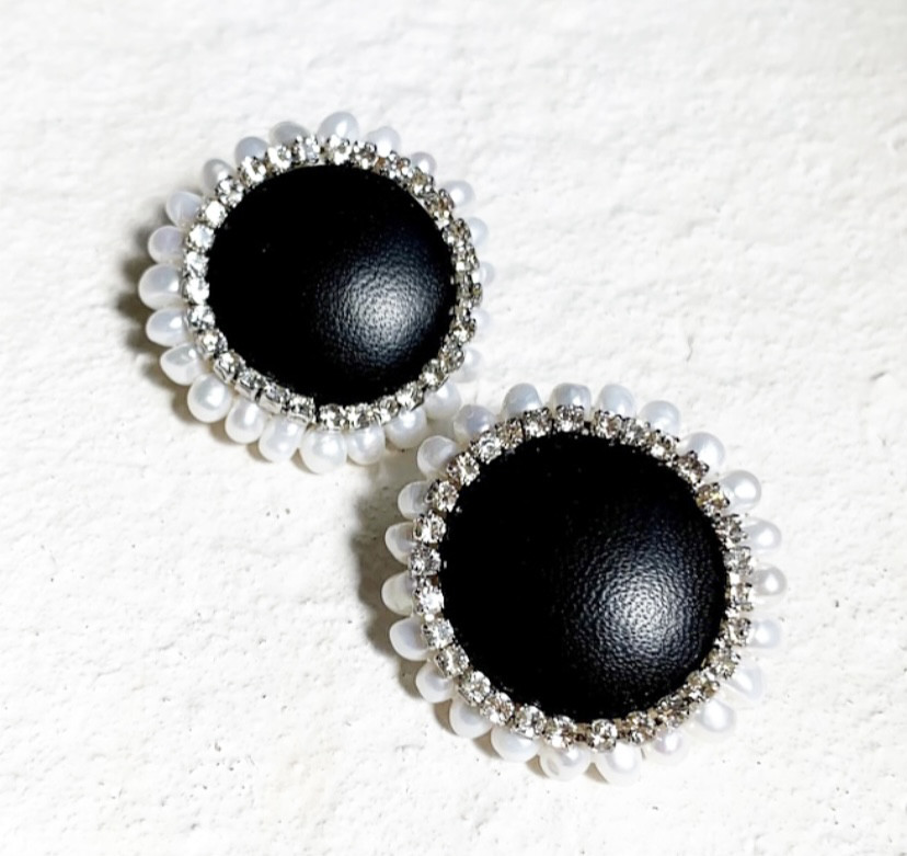 Macaron Noir  淡水パールラムレザーカボションイヤリング・ピアス