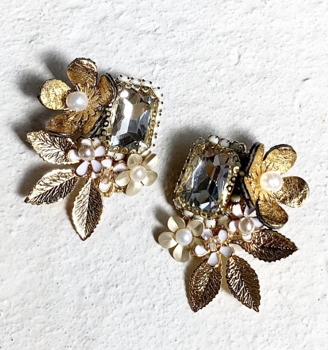 Frangipanier doré  レザーフラワーガラスビジューイヤリング・ピアス