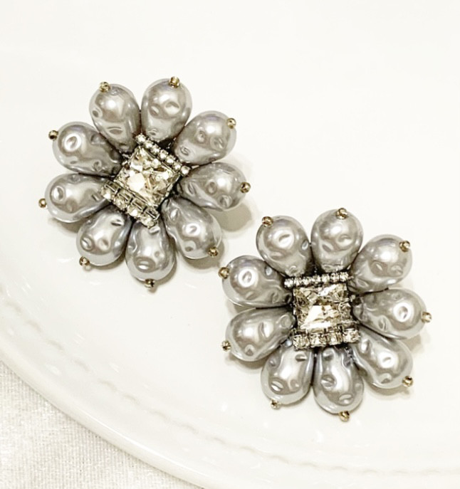 Marguerite gris  マーガレットモチーフイヤリング