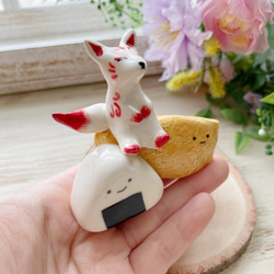 白狐と仲良しおにぎり君・お稲荷ちゃん/陶磁器 置物 ペーパーウェイト