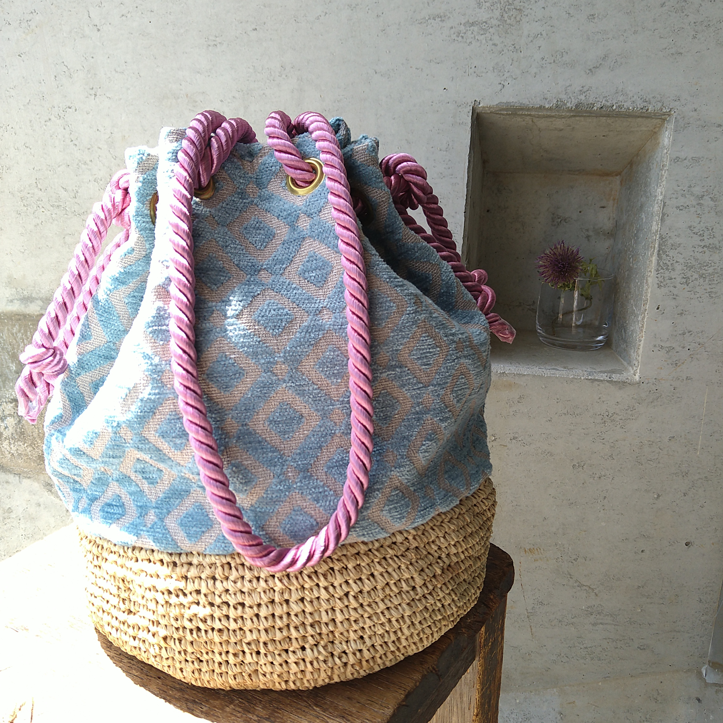 ラフィアとインポートファブリックの　Rope Drawstring Bag（Smokeypink）