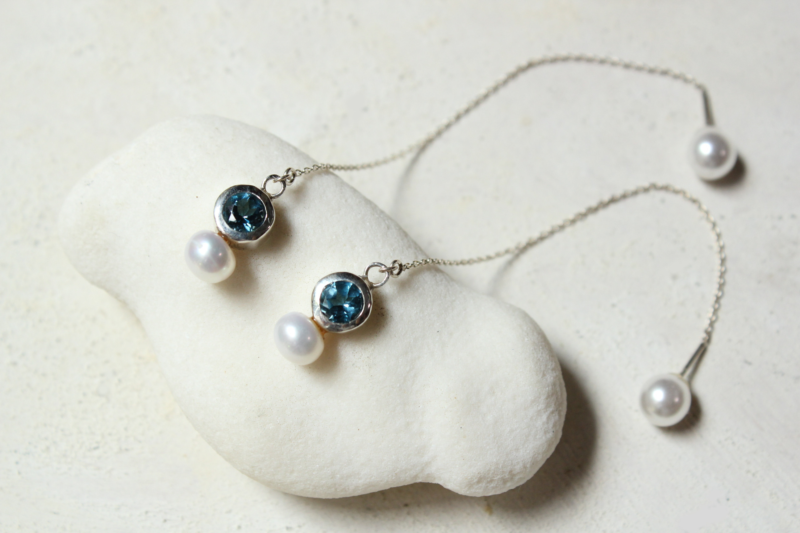 ロンドンブルートパーズとパールのピアス　11月の誕生石　azur /silver