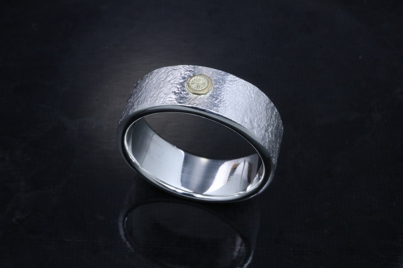 指輪 メンズ : K18 菊紋 ドット 岩石 鎚目 槌目 平打ち シルバー リング 8mm幅 12～27号 シンプル