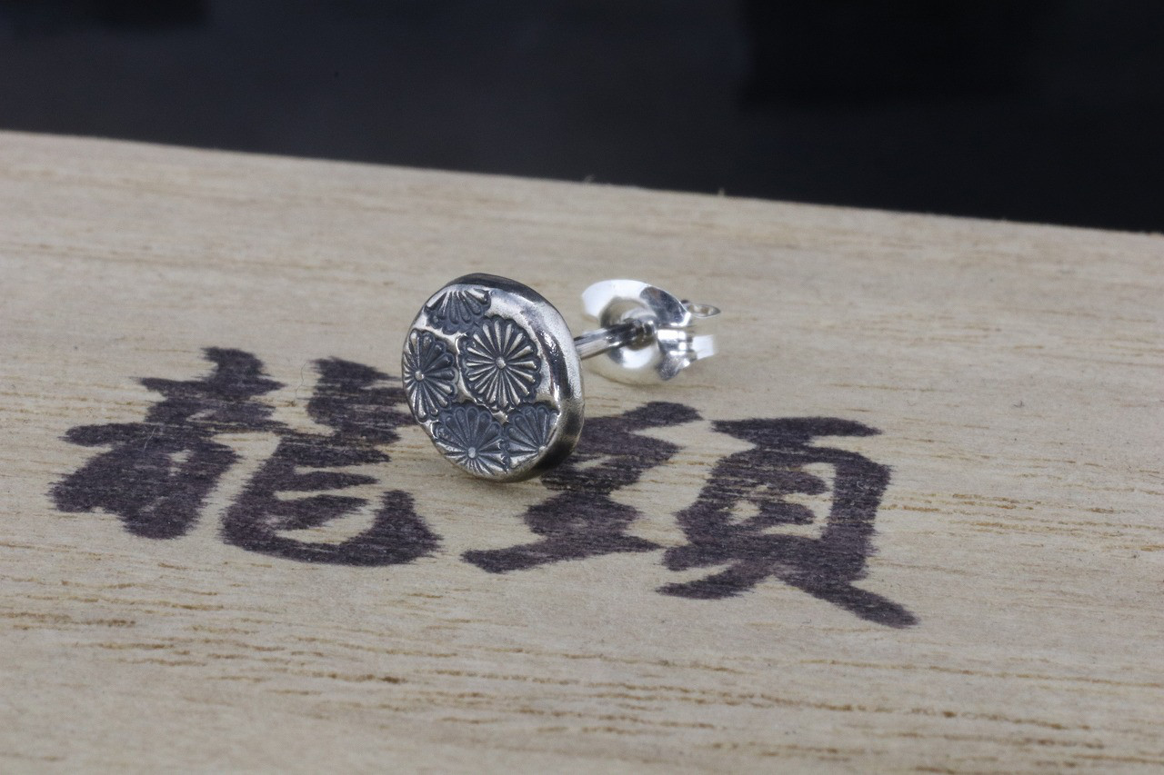 ピアス メンズ レディース： 乱菊 菊紋 ピアス 弐 7mm幅 1ヶ シルバー イヤリング 片耳 シングル シンンプル 5,291円