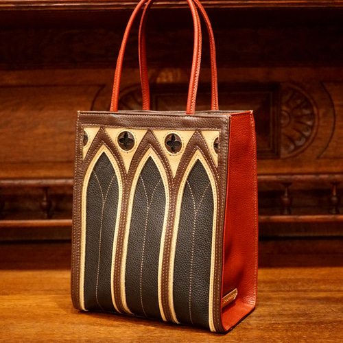 クラシカルな中世ゴシック建築モチーフの「カテドラルバッグ」（本革製