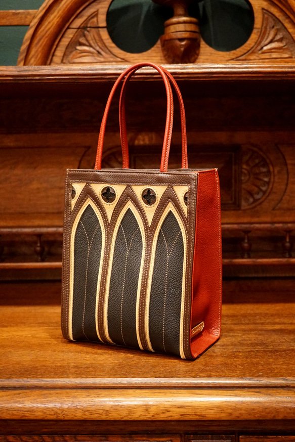 クラシカルな中世ゴシック建築モチーフの「カテドラルバッグ」（本革製）／ch-01 cathedral bag 1枚目の画像