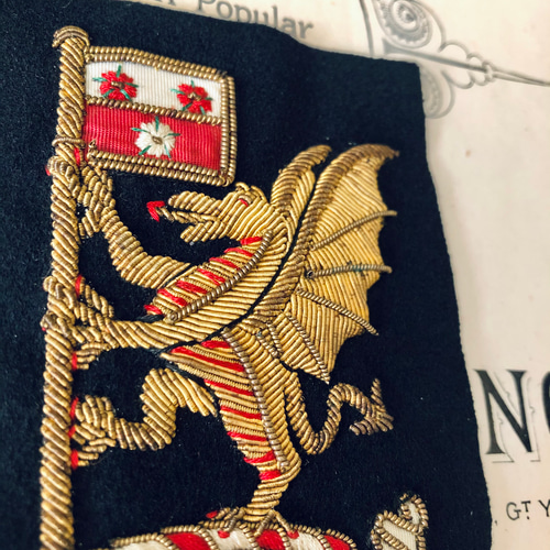 英国で出会った♪ ヴィンテージ 金糸刺繍 ウェールズ ドラゴンの