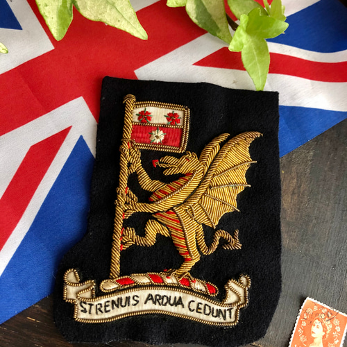 英国で出会った♪ ヴィンテージ 金糸刺繍 ウェールズ ドラゴンの
