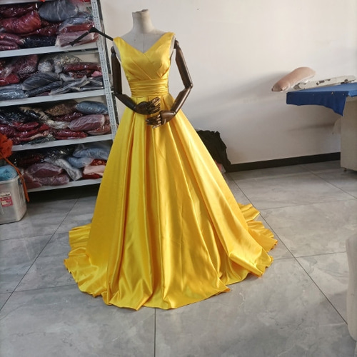 輝きな光彩を放つ カラードレス ロング丈 ベアトップ スリーブ 豪華な  