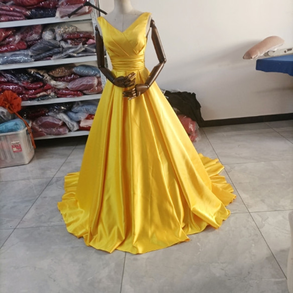 輝きな光彩を放つ カラードレス ロング丈 ベアトップ スリーブ 豪華な  