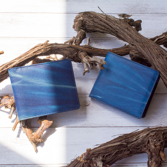 本革　天然染色　藍染め　絞り　二つ折り財布 2枚目の画像