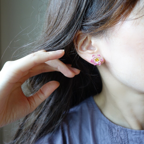 7月誕生月花】小さい蓮のピアス/イヤリング/ノンホールピアス 睡蓮