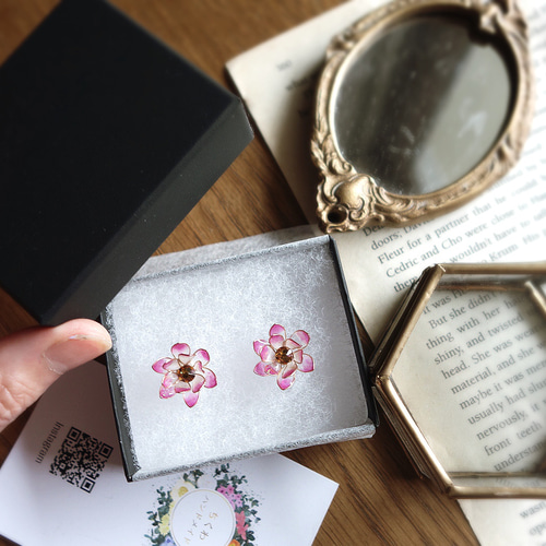 7月誕生月花】小さい蓮のピアス/イヤリング/ノンホールピアス 睡蓮