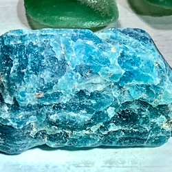 【マイナスイオンの石】アパタイト（燐灰石）　ラフストーン　原石 2枚目の画像