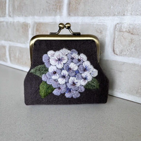 手刺繍　がま口ポーチ　紫陽花　 2枚目の画像