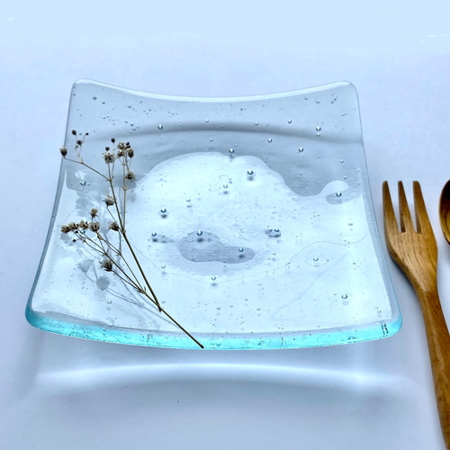 ラムネ色の泡入りガラスの中皿」お皿 ガラス工芸 食器 四角い皿