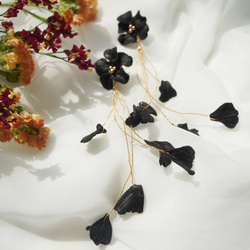 ふわふわ揺れる、airy flower petal earrings（black） 5枚目の画像