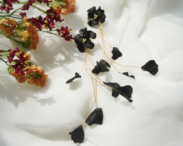 ふわふわ揺れる、airy flower petal earrings（black） 5枚目の画像
