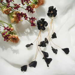 ふわふわ揺れる、airy flower petal earrings（black） 1枚目の画像
