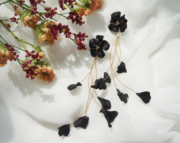 ふわふわ揺れる、airy flower petal earrings（black） 1枚目の画像