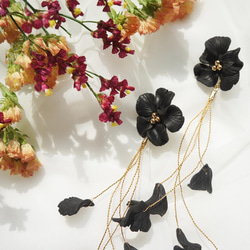 ふわふわ揺れる、airy flower petal earrings（black） 4枚目の画像