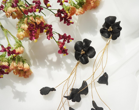 ふわふわ揺れる、airy flower petal earrings（black） 4枚目の画像