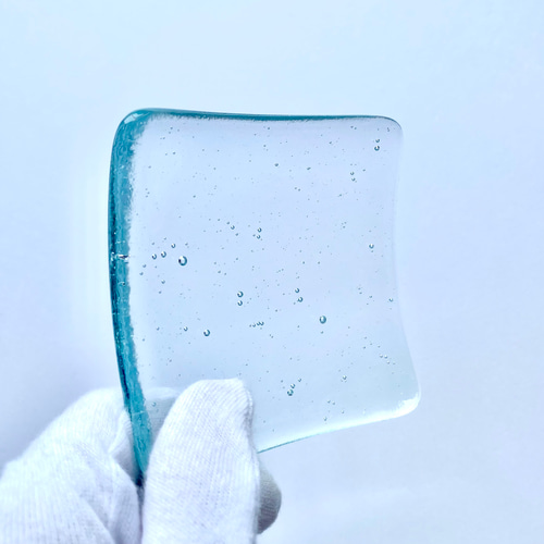 ガラス手作りお皿 ラムネ色の泡入りガラスの小皿」お皿 ガラス工芸 食器 四角い皿