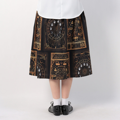 魔法の本のような柄と、月の満ち欠けが描かれた ギャザースカート