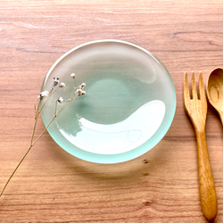 夏の深緑を映す水たまり」 丸いガラス皿 プレート 食器 ガラス工芸 お