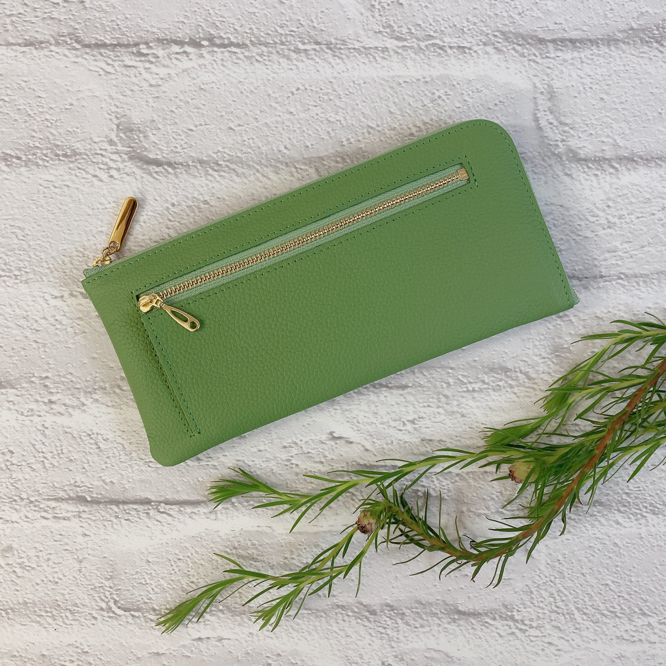 薄くて軽いL字長財布 24枚カードポケット 牛革シュリンク  ピスタチオグリーン