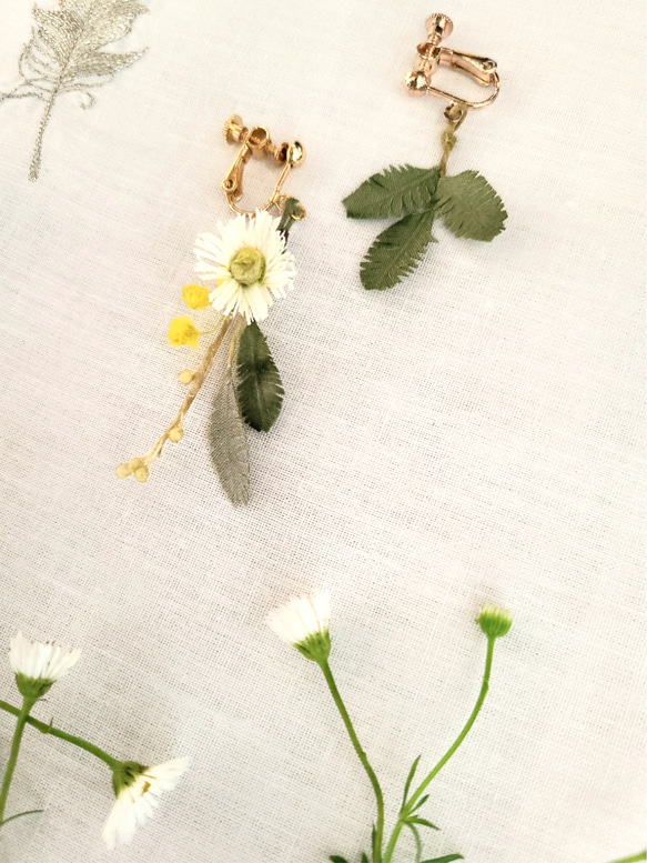 布花 エリゲロン&ミモザ 道草花摘み 小さく揺れるイヤリング 3枚目の画像