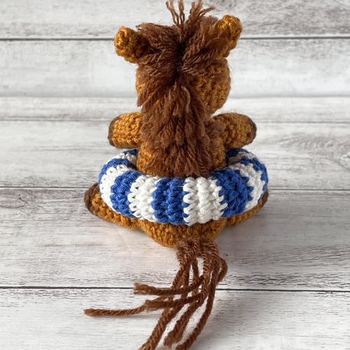 海へ行こう！ 浮き輪を持ったお馬さんのあみぐるみ【栗毛】 あみぐるみ