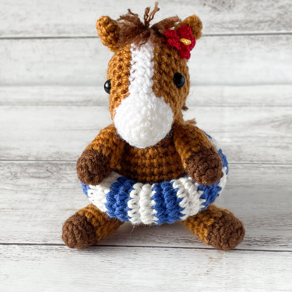 海へ行こう！ 浮き輪を持ったお馬さんのあみぐるみ【栗毛】 あみぐるみ