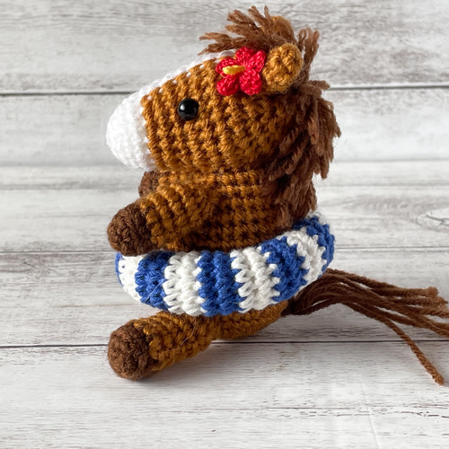 海へ行こう！ 浮き輪を持ったお馬さんのあみぐるみ【栗毛】 あみぐるみ