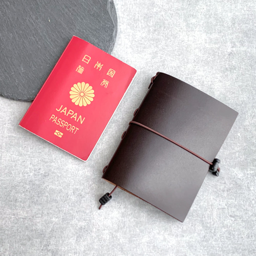 アウトドア好きのためのトラベラーズノートカバー サドルプルアップ